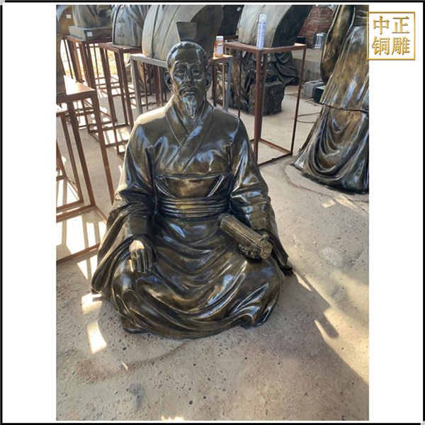 孔子坐著拿書銅雕塑.jpg